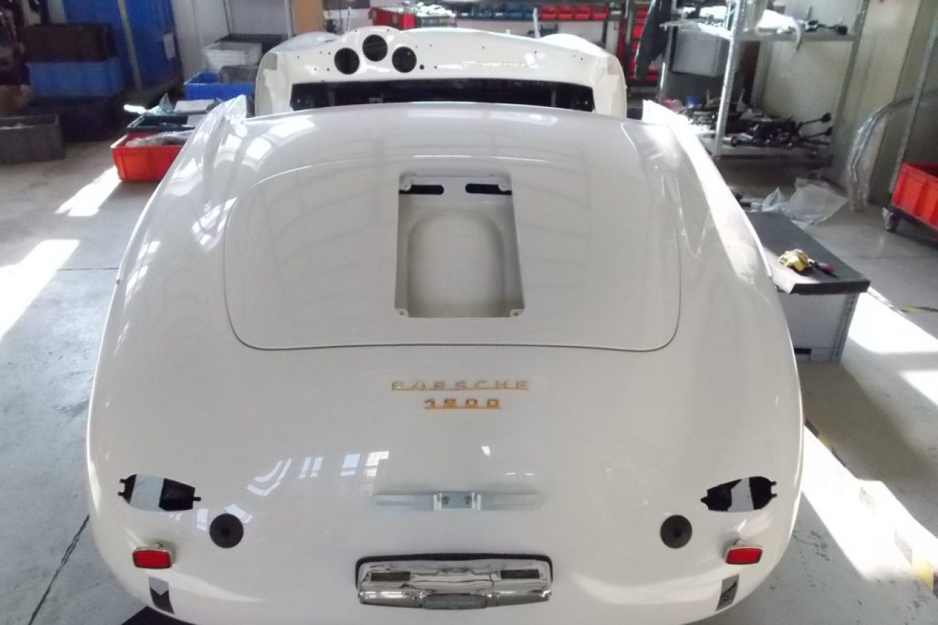 Weißer Oldtimer in Restaurierung von hinten