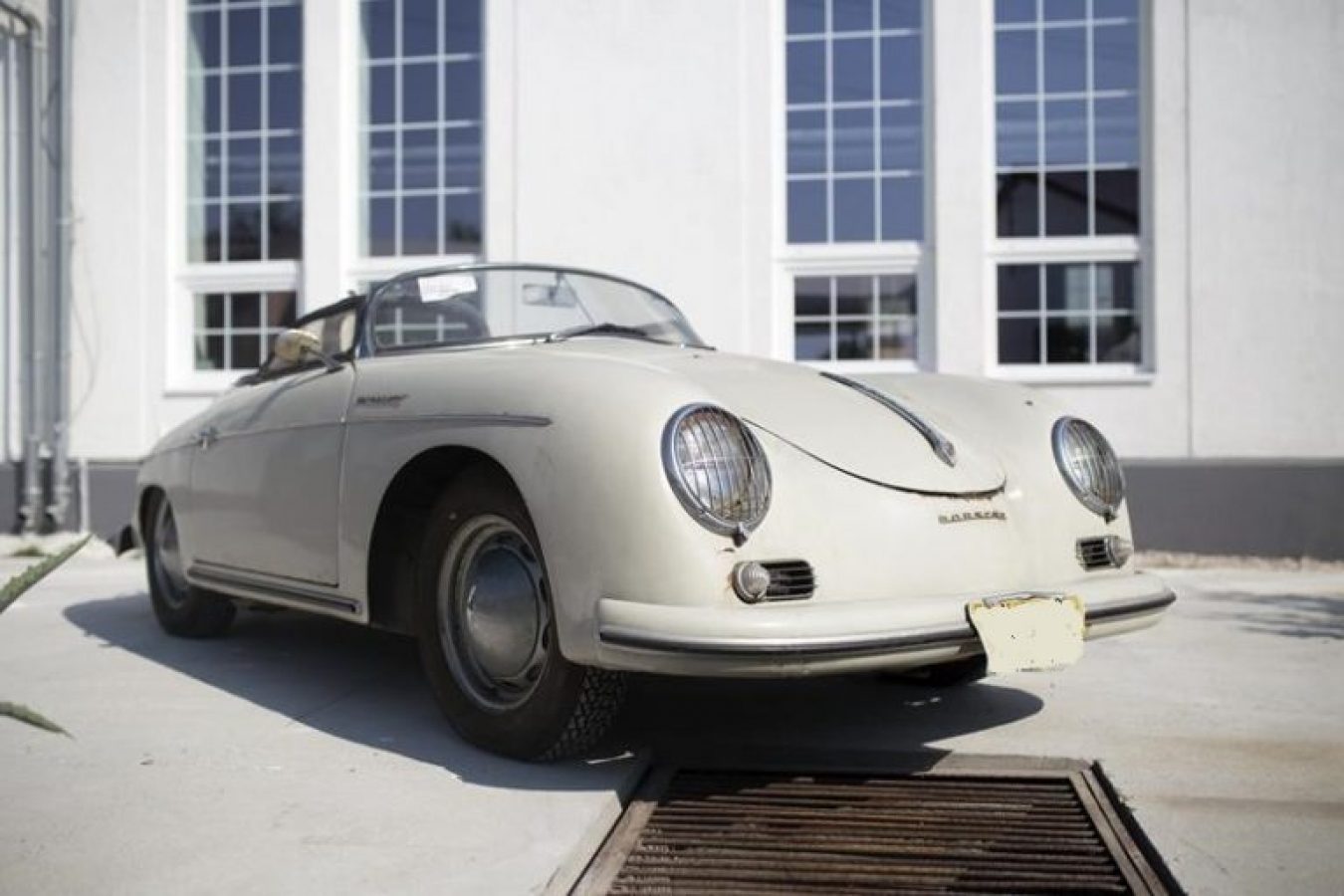 Weißer Restaurierter Oldtimer von vorne