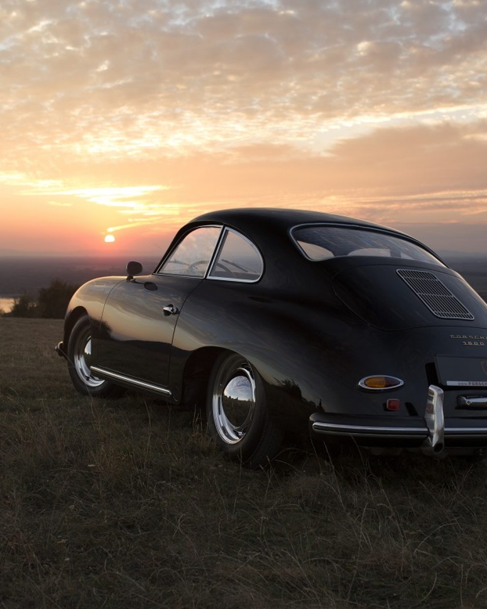Restaurierter schwarzer Porsche von hinten