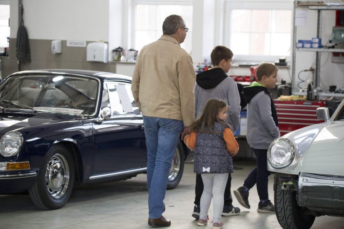 Familie betrachtet Oldtimer