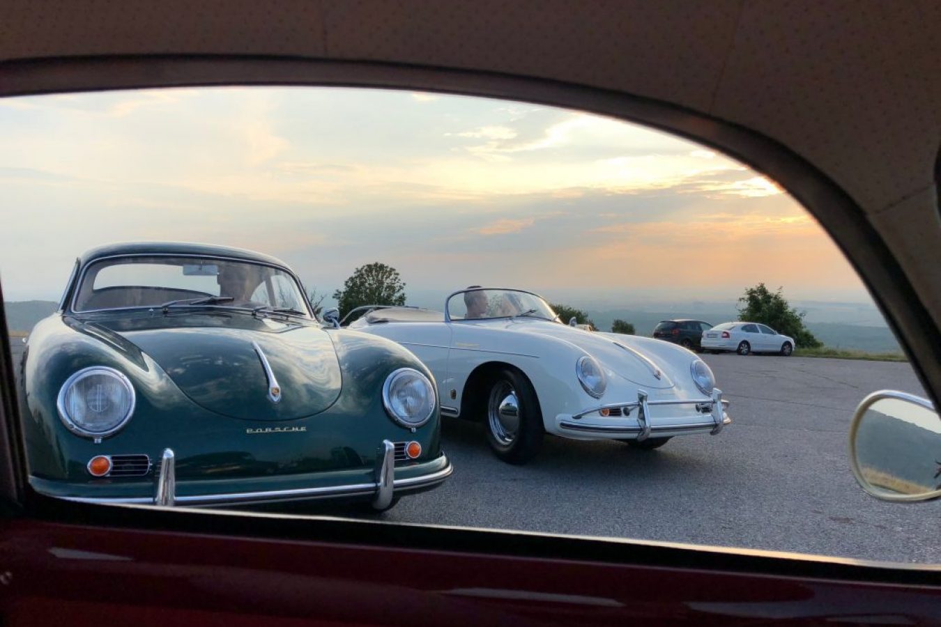 Zwei Porsche 356 von vorne