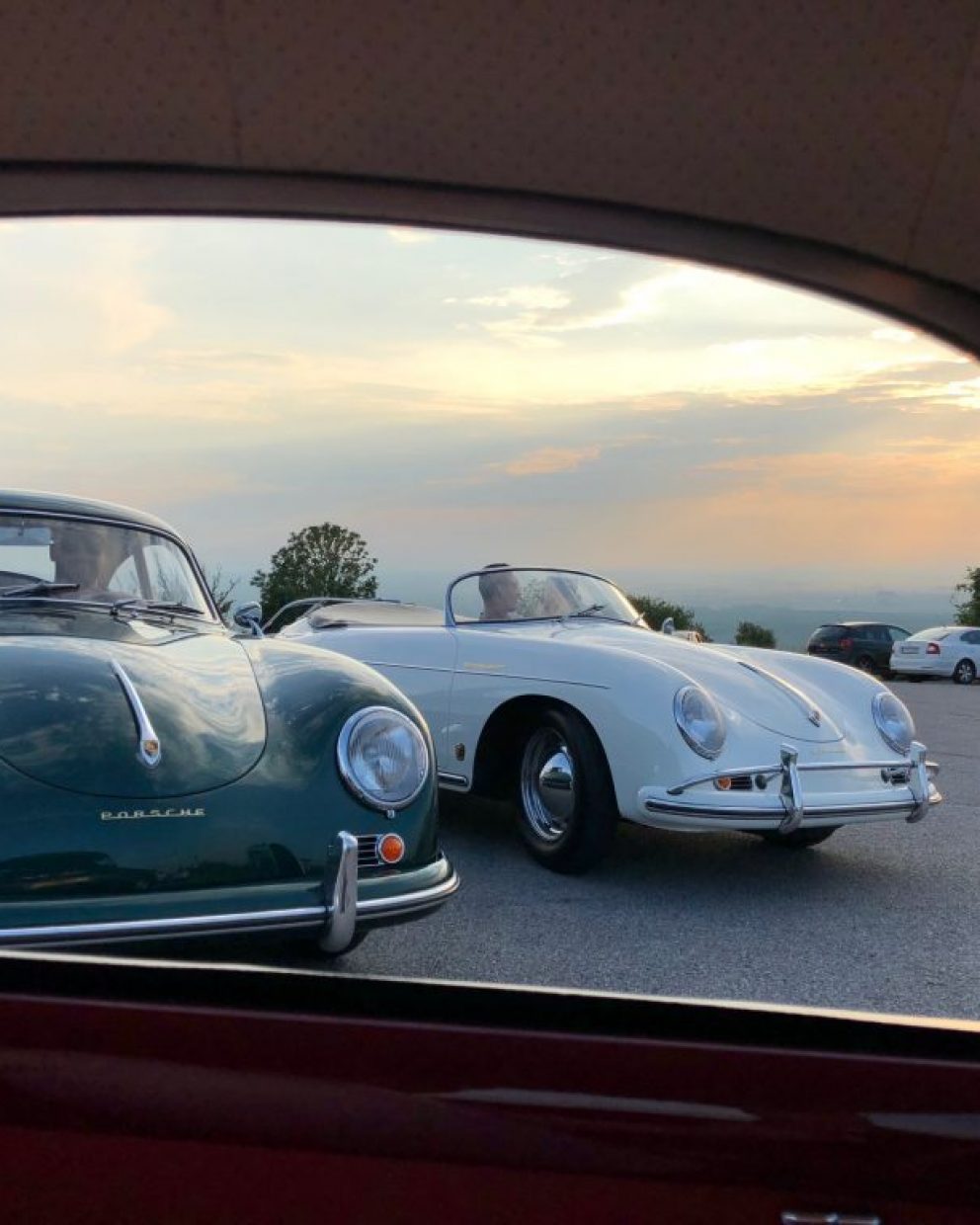 Zwei Porsche 356 von vorne