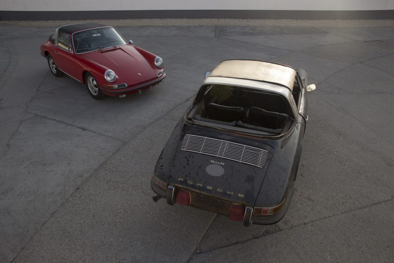 Zwei Porsche 911S Softwindow Targa auf einem Platz