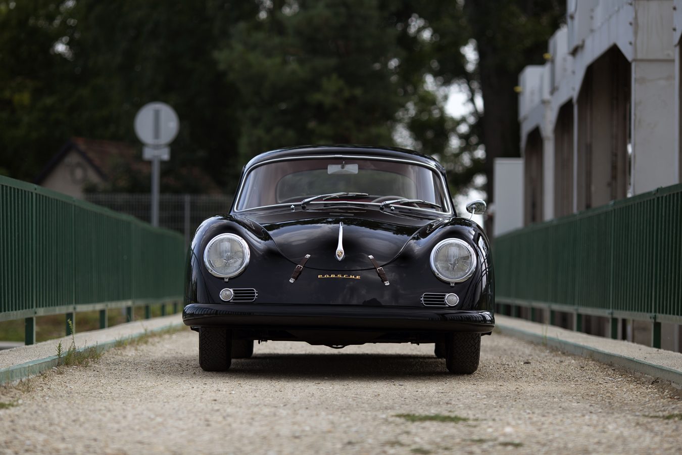 Schwarzer Porsche 356A Carrera auf einer Brücke