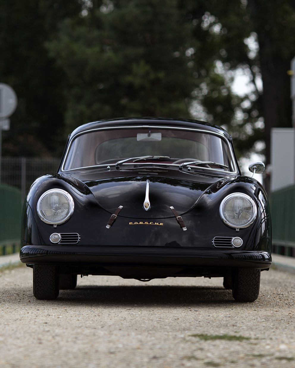 Schwarzer Porsche 356A Carrera auf einer Brücke