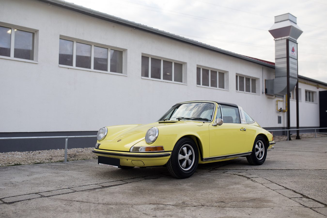 Lichtgelber Porsche 911T Targa auf Vehicle Experts Gelände