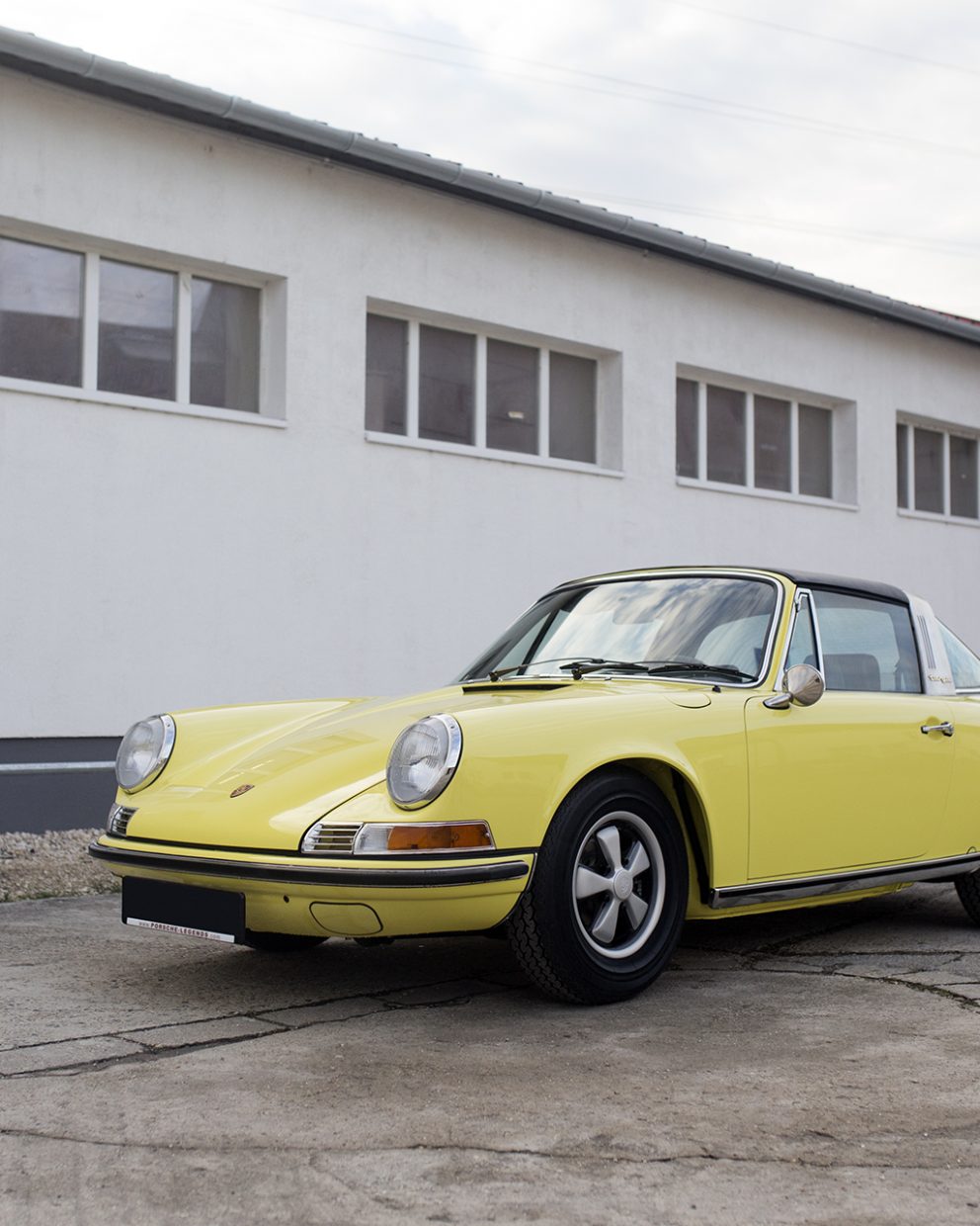 Lichtgelber Porsche 911T Targa auf Vehicle Experts Gelände