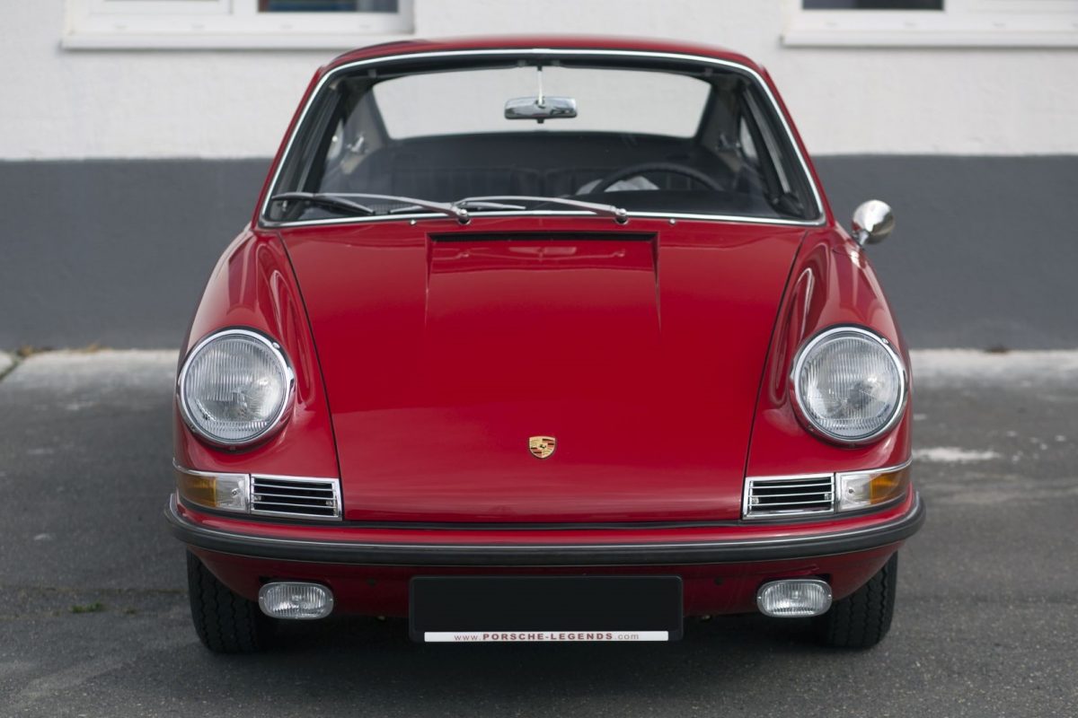 Roter Porsche 911S von Vorne