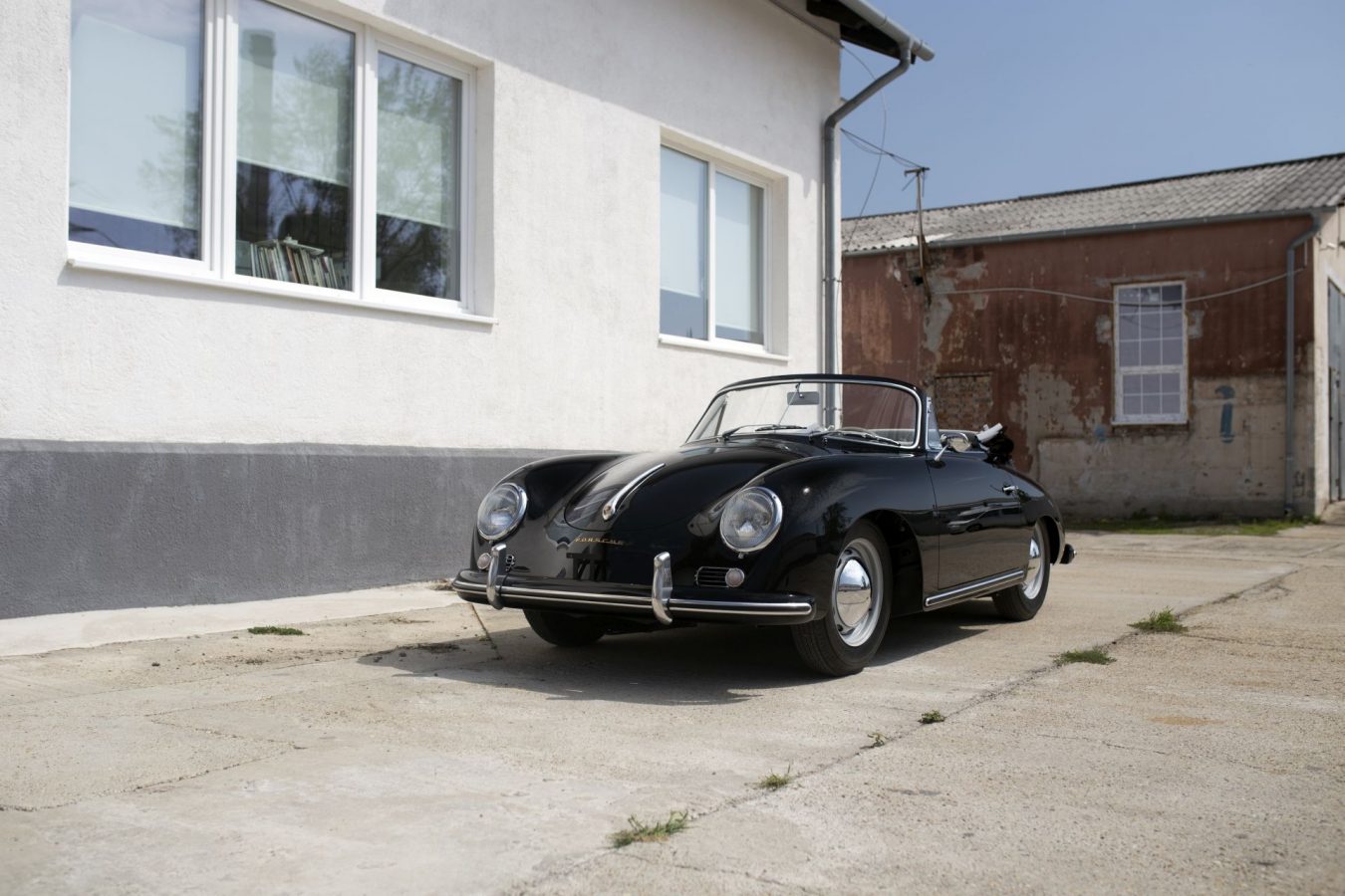 Schwarzer Porsche 356A Cabriolet von Vehicle Experts mit offenem Dach