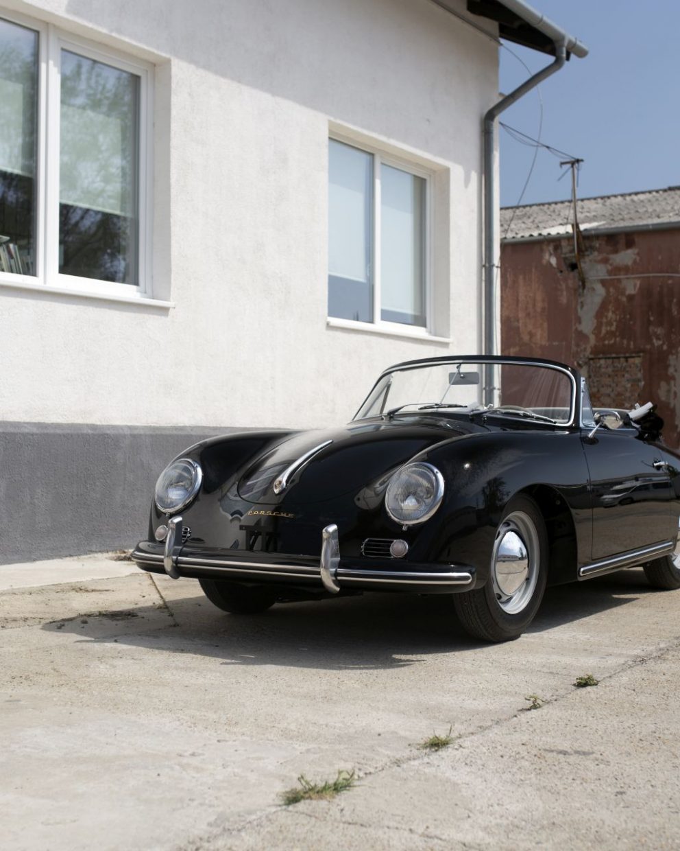 Schwarzer Porsche 356A Cabriolet von Vehicle Experts mit offenem Dach