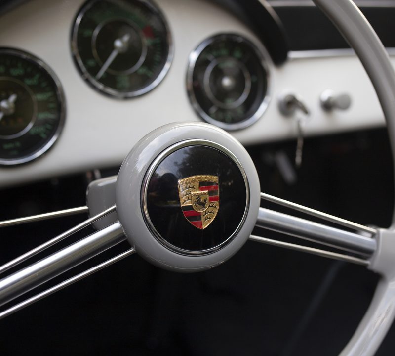 Weißer Porsche 356 Speedster Lenkrad