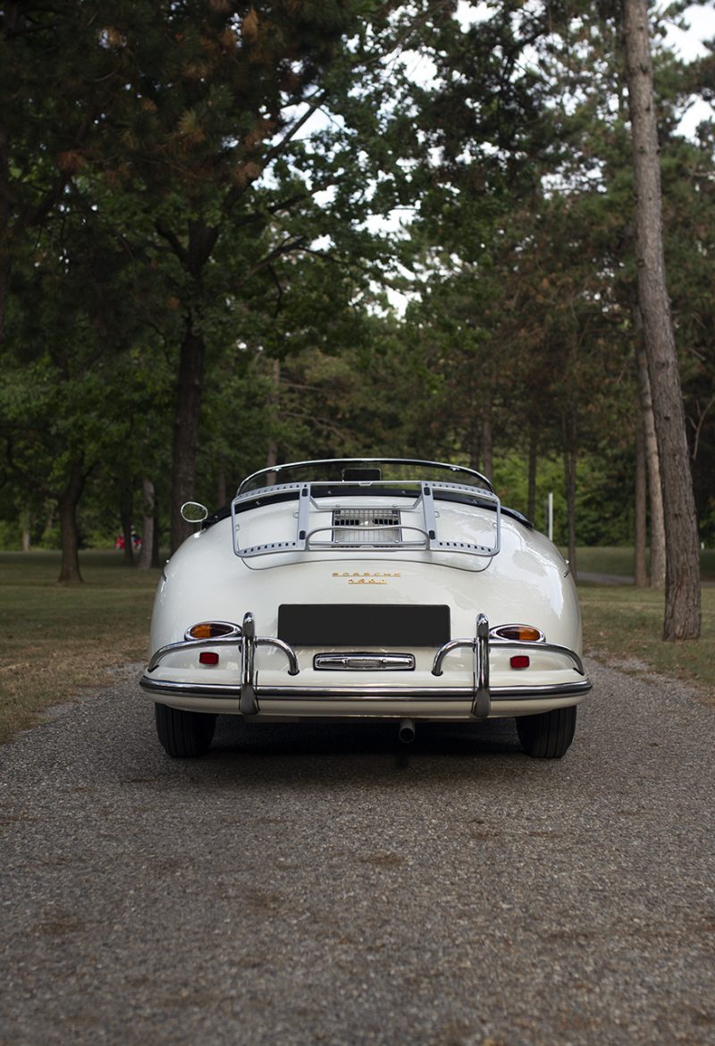 Weißer Porsche 356 Speedster von hinten