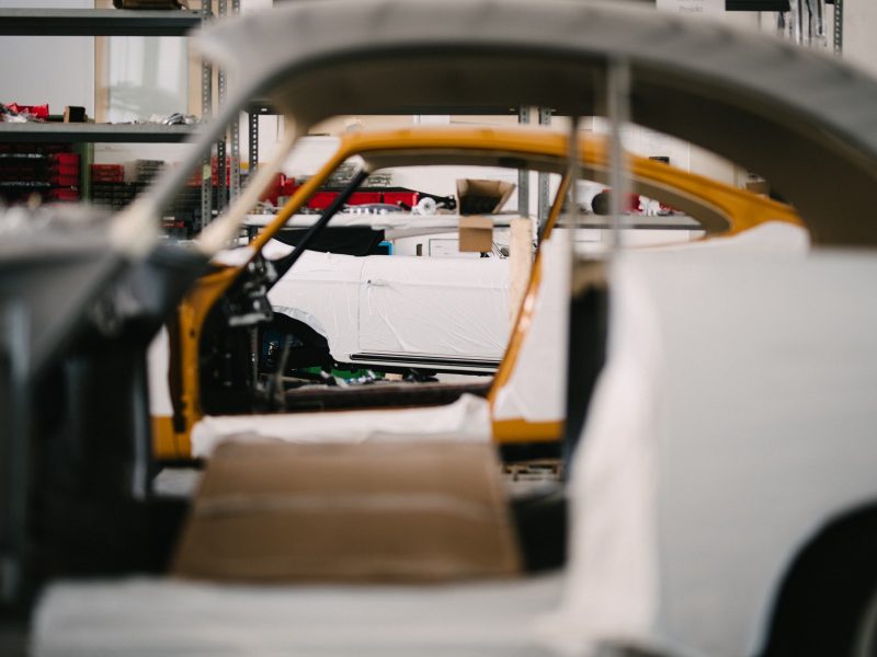 Drei Porsche nebeneinander in der Werkstatt