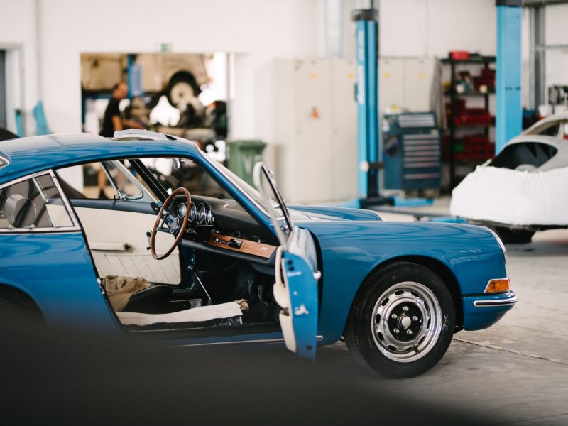 Hellblauer Porsche in der Werkstatt