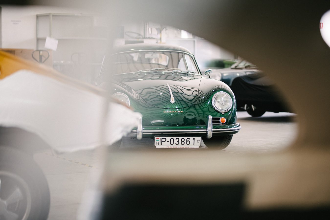 Grüner Porsche bei der Restaurierung