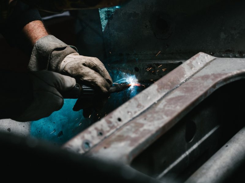 Schweißer in der Werkstatt