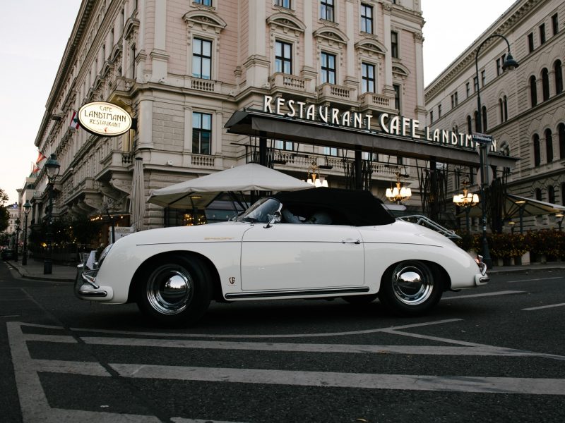 Weißer Oldtimer vor Café
