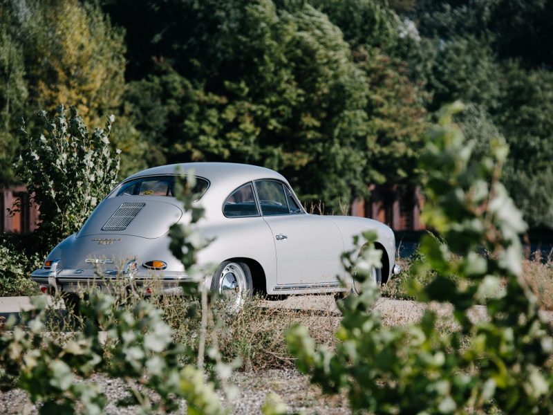Grauer Porsche in Garten