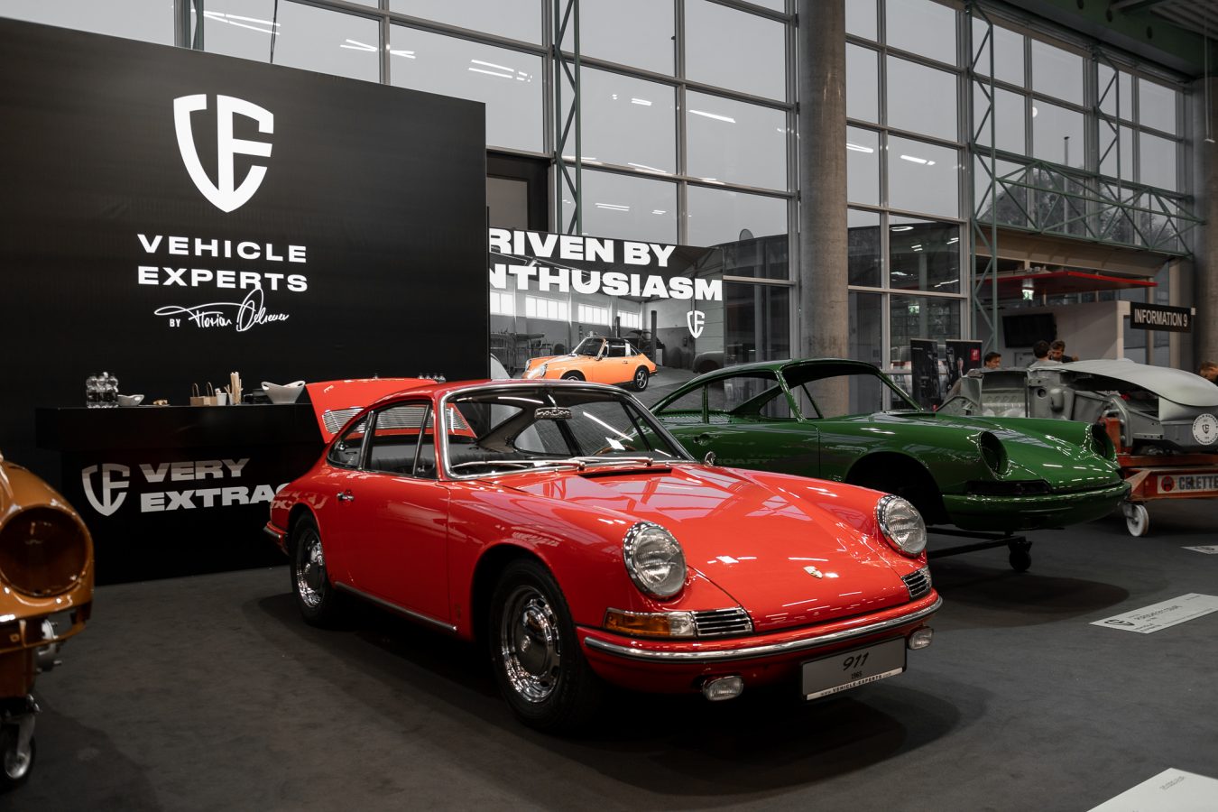 Zwei Porsche vor Vehicle Experts Poster