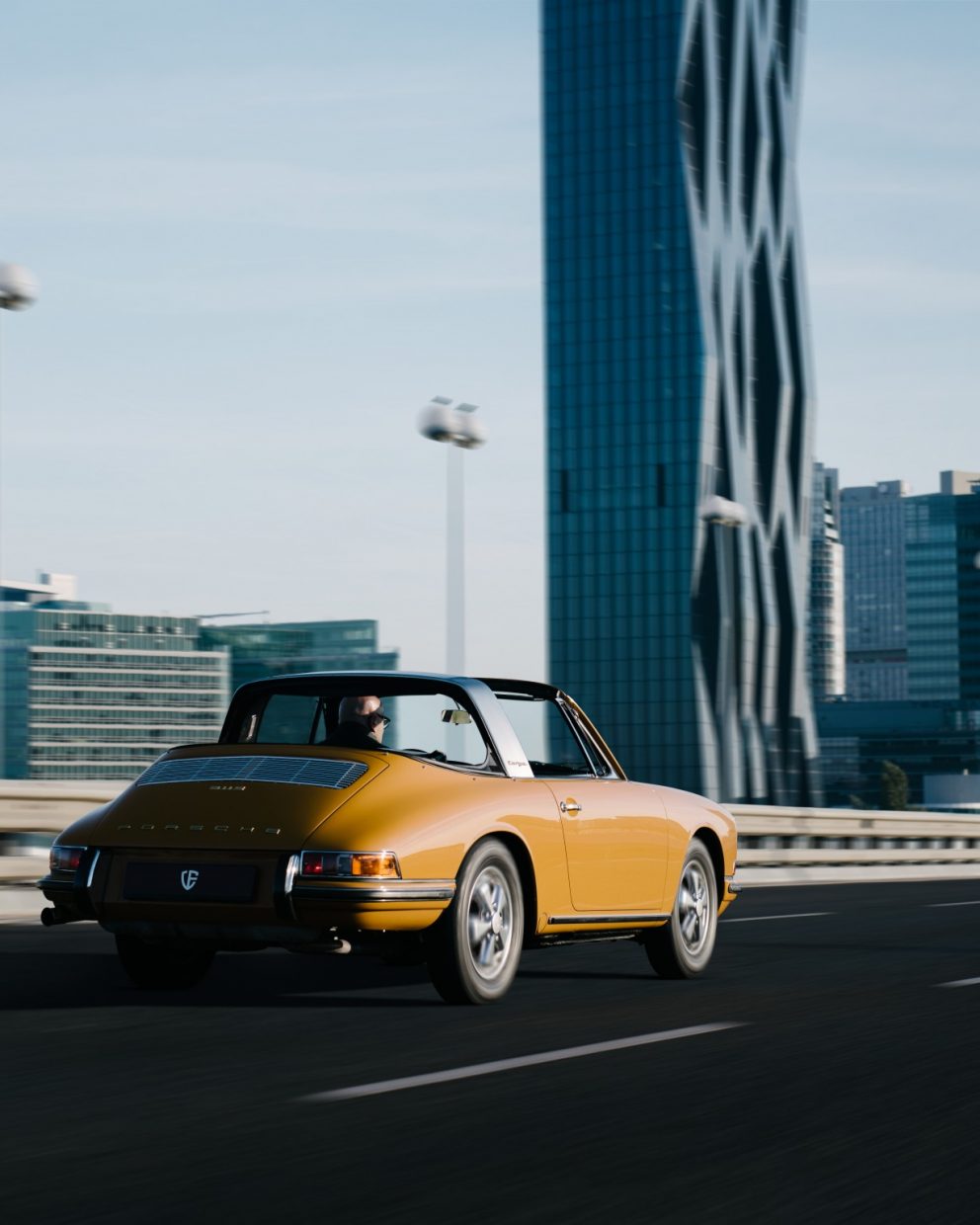 Gelber Porsche von hinten