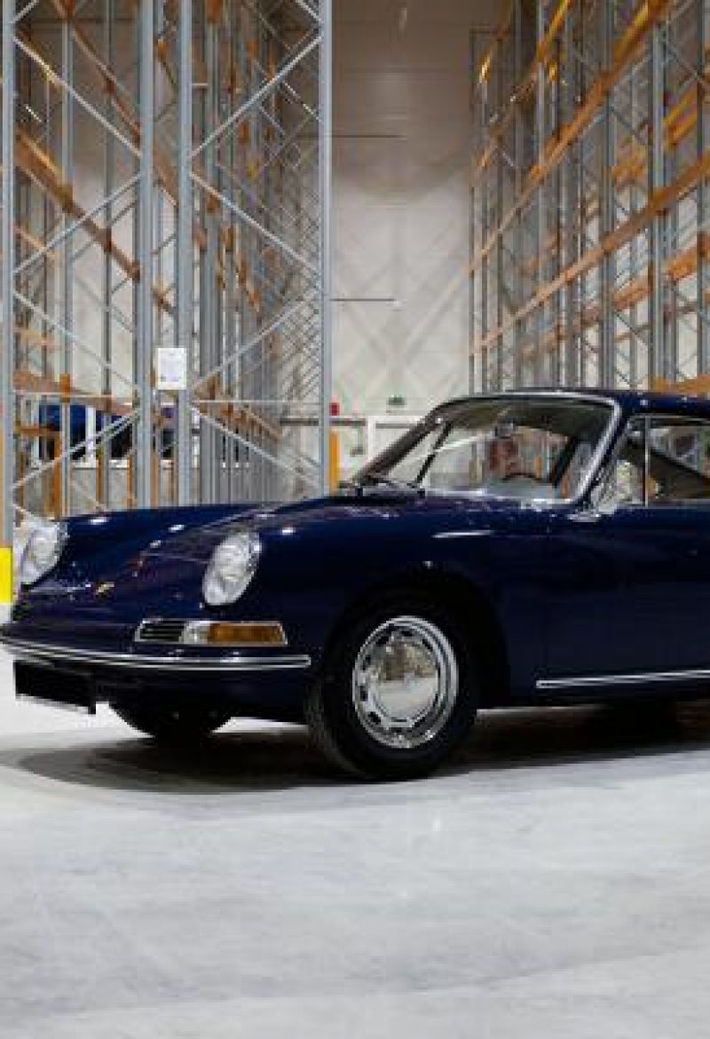 Blauer Porsche 911 in Lagerraum