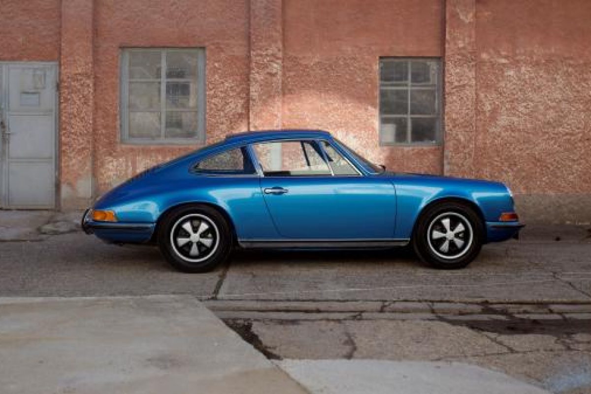 Blauer Porsche 911T von der Seite