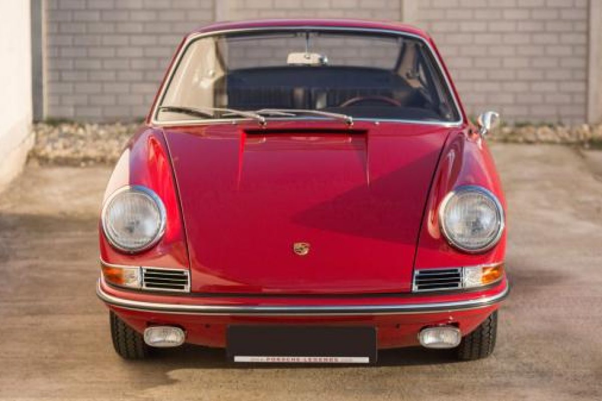 Roter Porsche 911 von Vehicle Experts von vorne