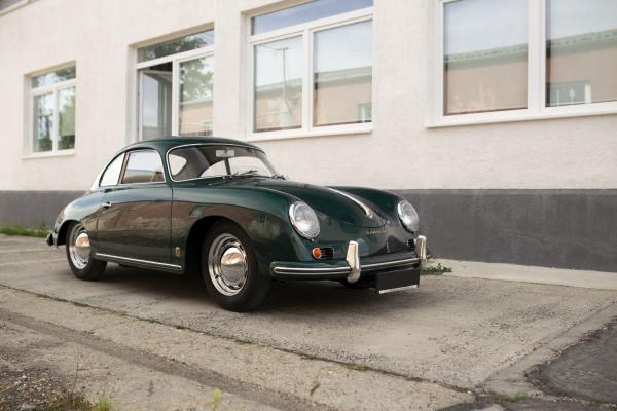 Grüner Porsche 356 von der Seite