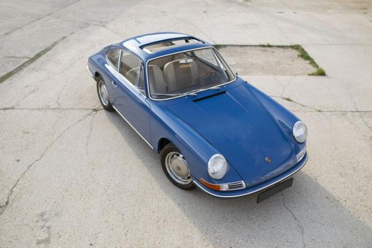 Blauer Porsche 911 von oben