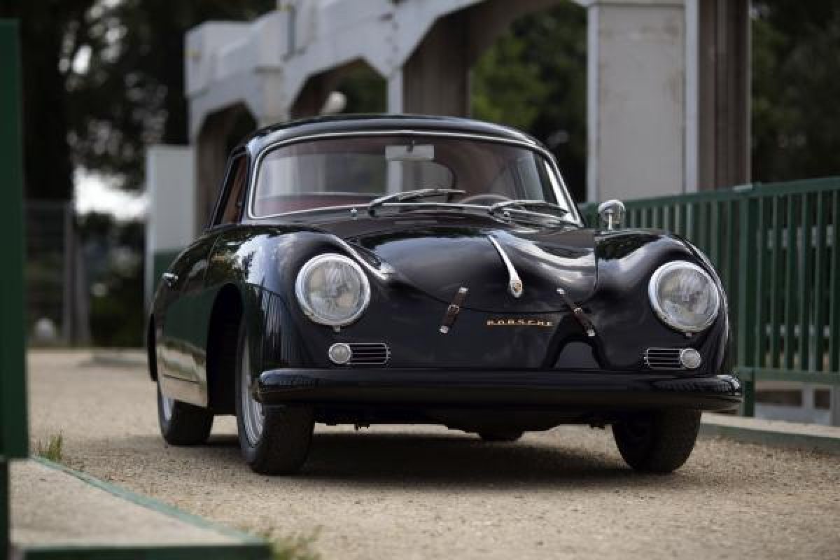 Schwarzer Porsche 356A Carrera