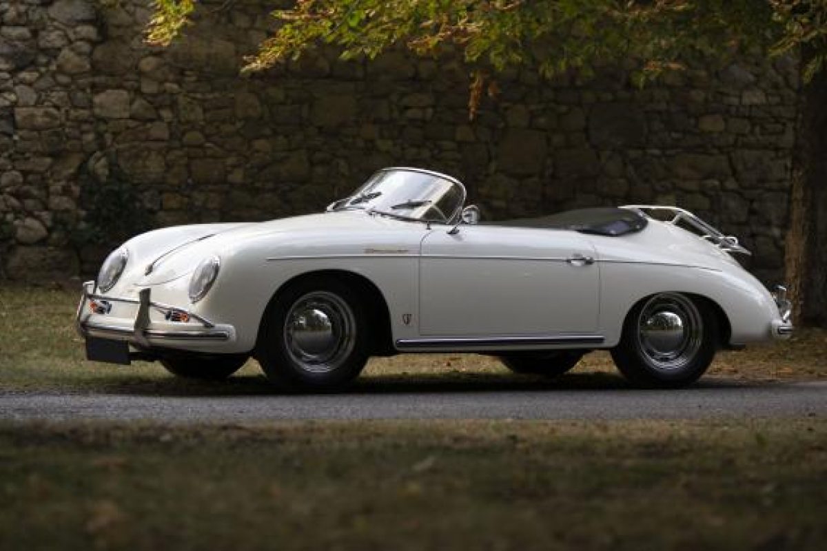 Weißer Porsche 356 Speedster vor Steinmauer