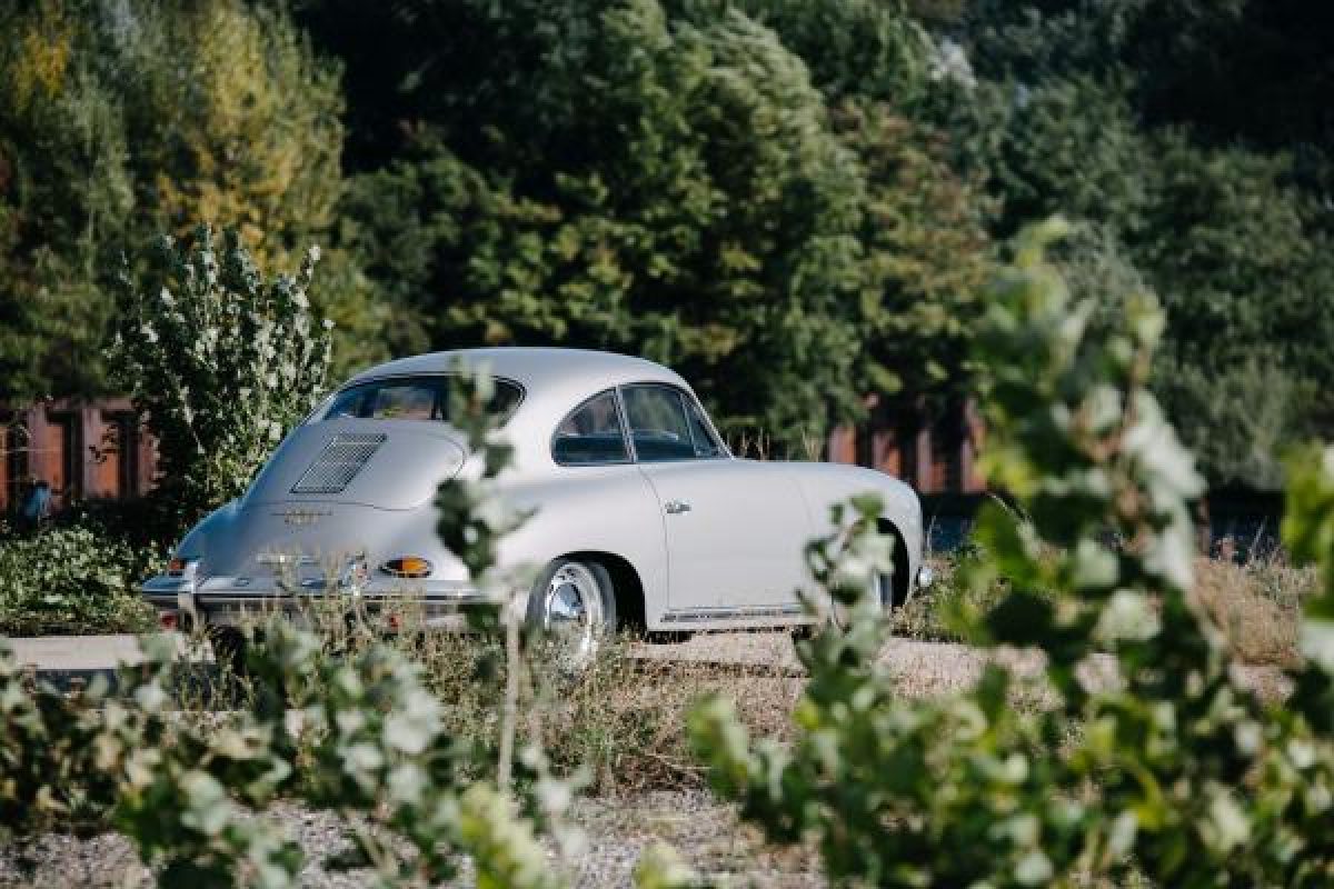Silbermetallic Porsche 356 BT5