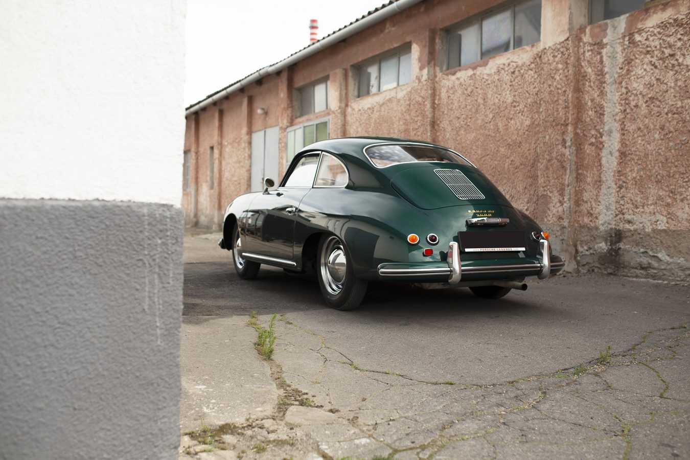 Lagogrüner Porsche 356 von hinten
