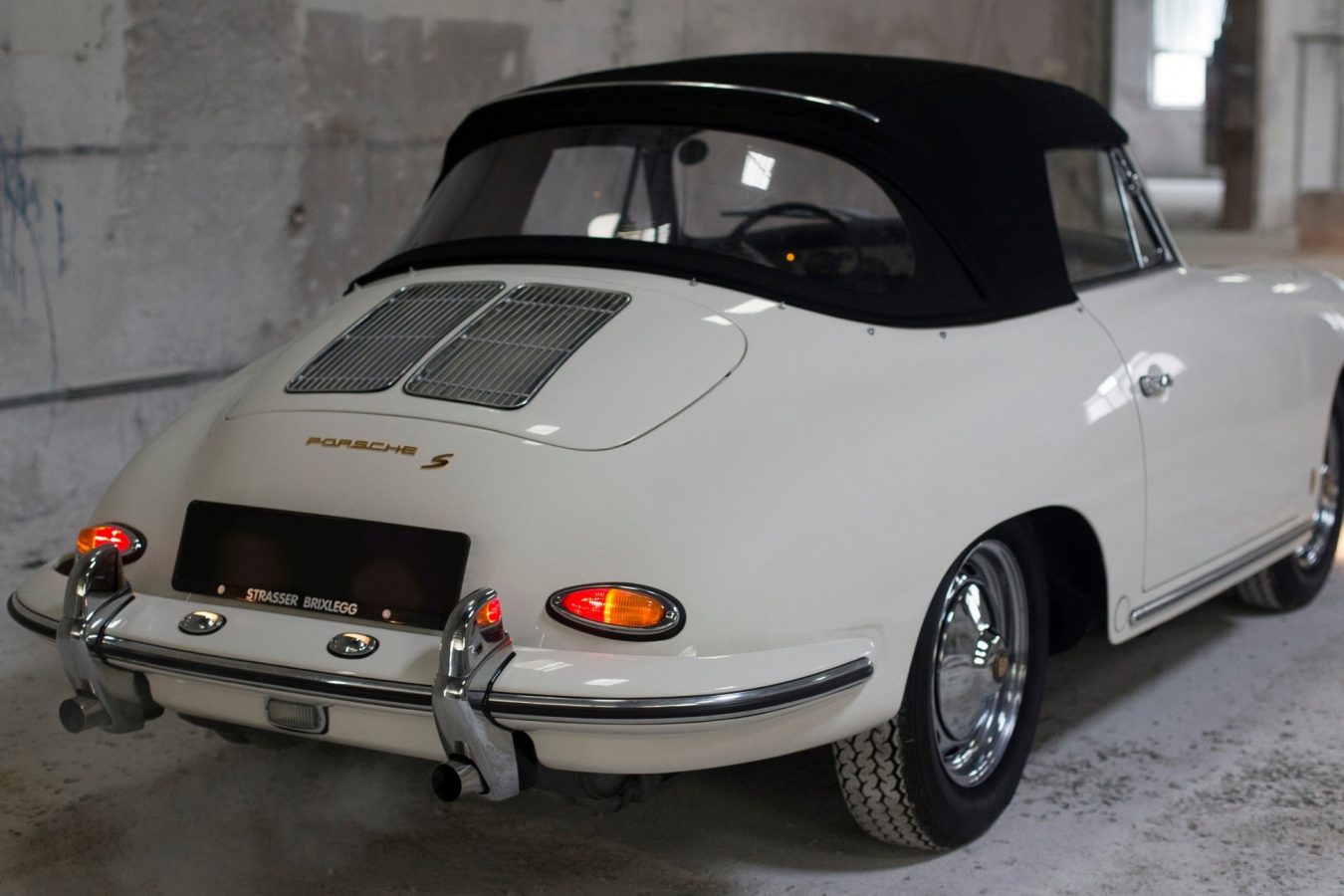 Weißer Porsche 356 BT6 Cabrio von hinten