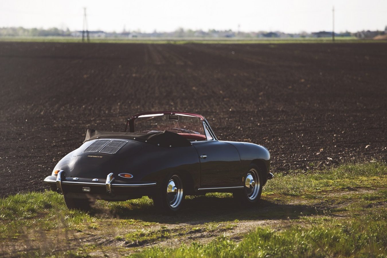 Porsche 356 BT6 Cabrio in Schwarz auf einem Feld