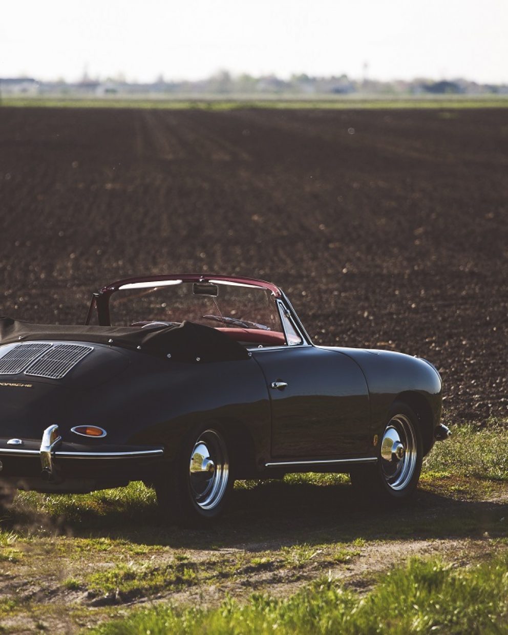 Porsche 356 BT6 Cabrio in Schwarz auf einem Feld