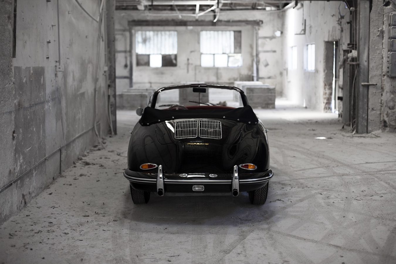 Porsche 356 BT6 Cabrio in Schwarz mit offenem Dach