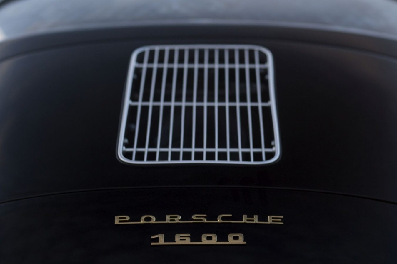 Schwarzer Porsche 356A Motorhaube