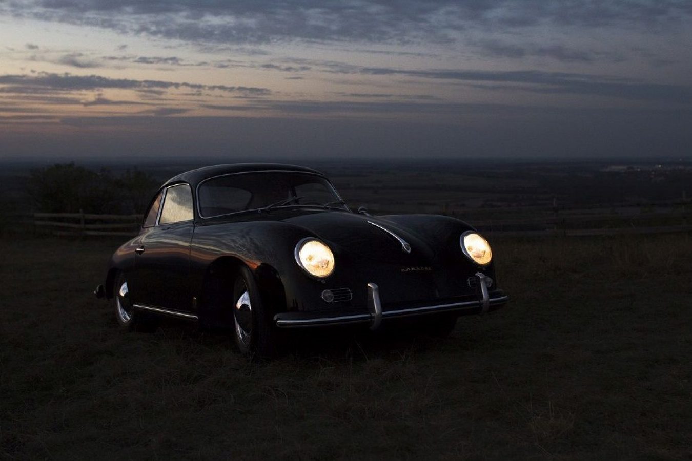 Schwarzer Porsche 356A bei Sonnenuntergang