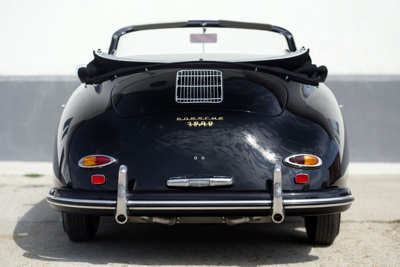 Schwarzer Porsche 356A Cabriolet von hinten