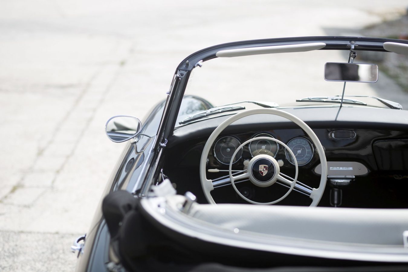 Schwarzer Porsche 356A Cabriolet Lenkrad