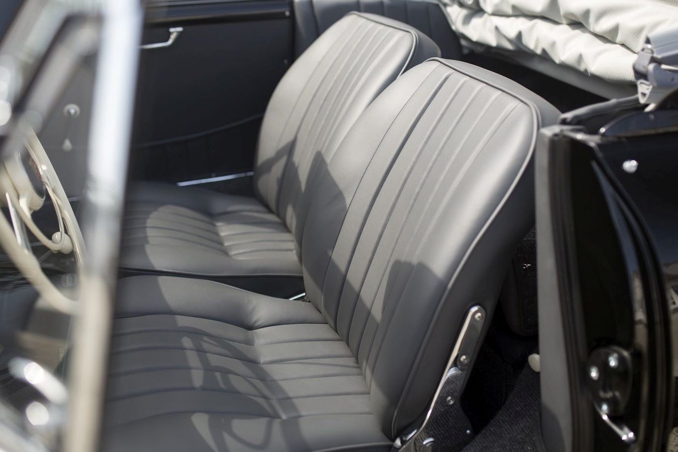 Schwarzer Porsche 356A Cabriolet Sitzbank