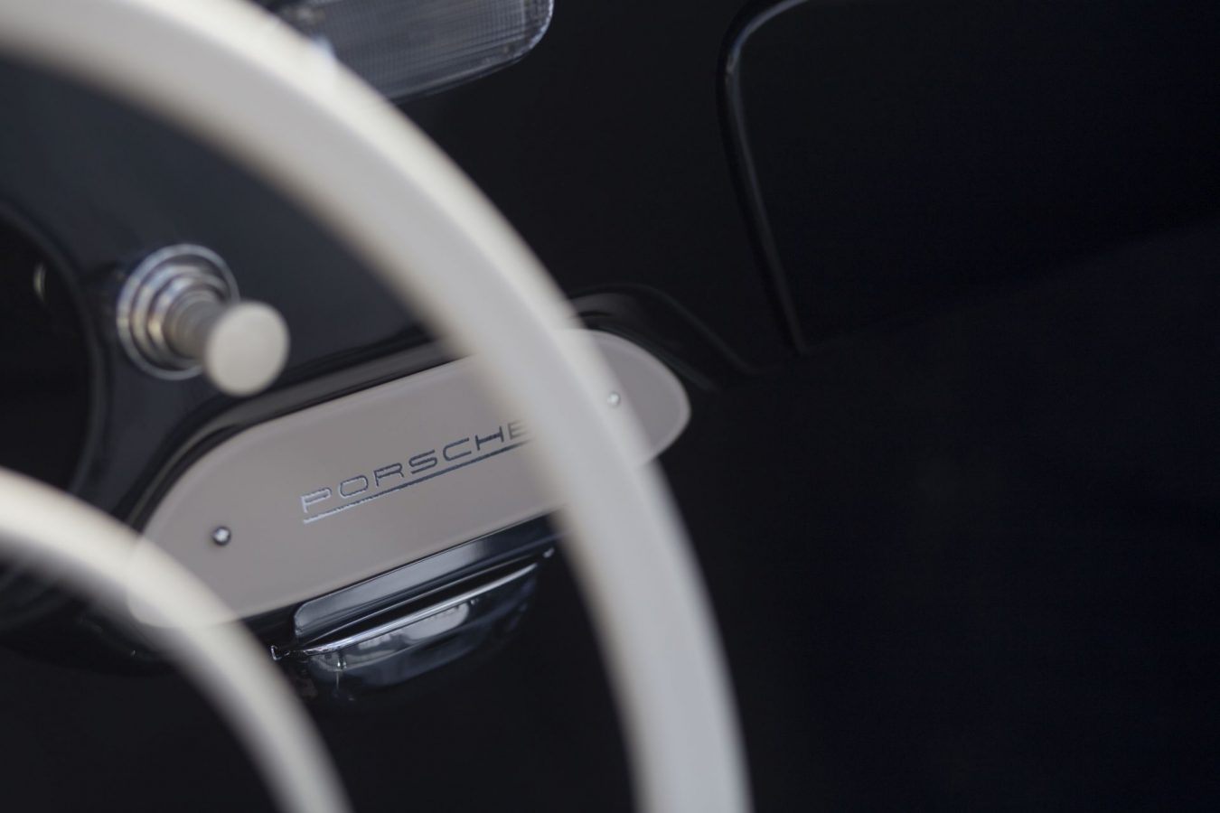 Schwarzer Porsche 356A Cabriolet Porsche Schriftzug