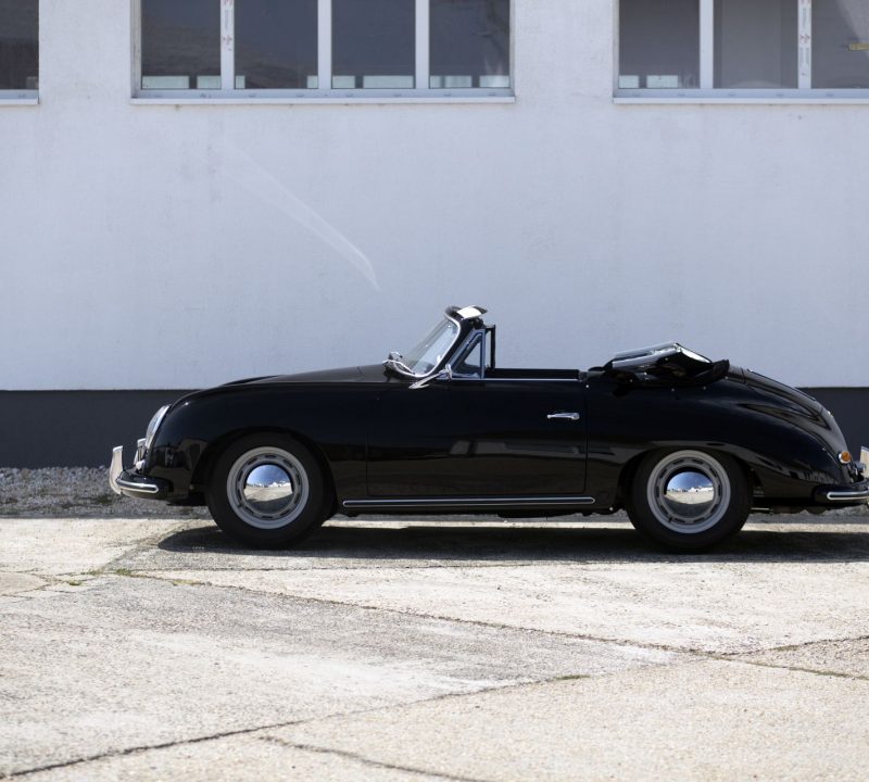 Schwarzer Porsche 356A Cabriolet von der Seite