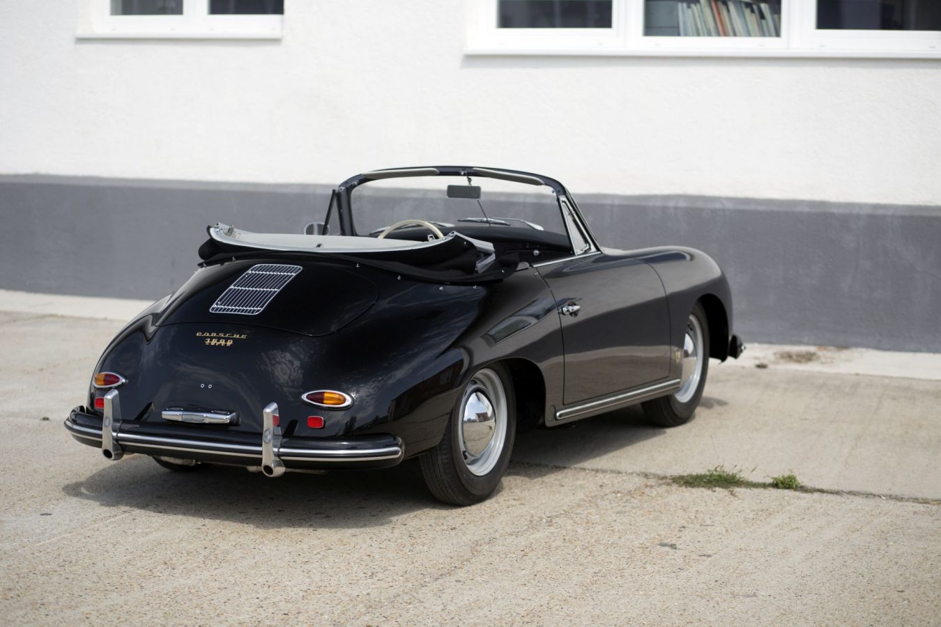 Schwarzer Porsche 356A Cabriolet mit offenem Dach