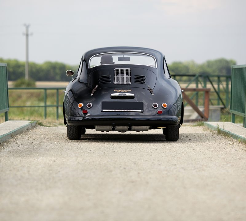 Schwarzer Porsche 356A Carrera von hinten