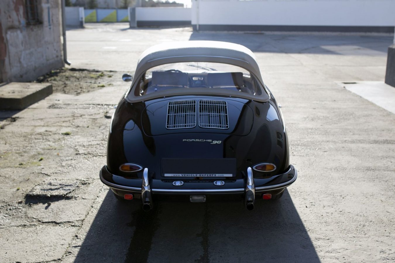 Schwarzer Porsche 356B Cabrio in Einfahrt