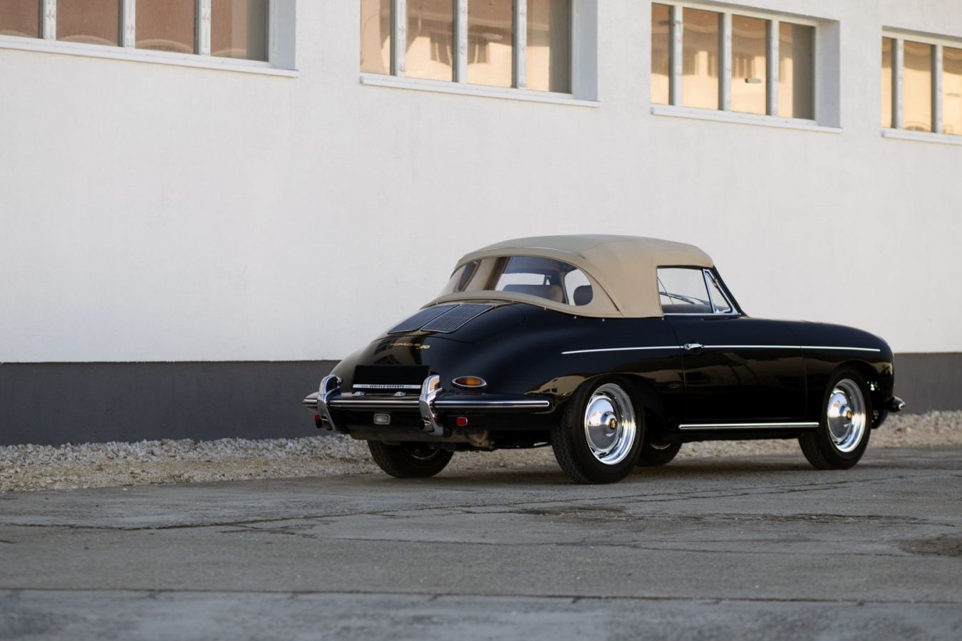 Schwarzer Porsche 356B Cabrio von hinten