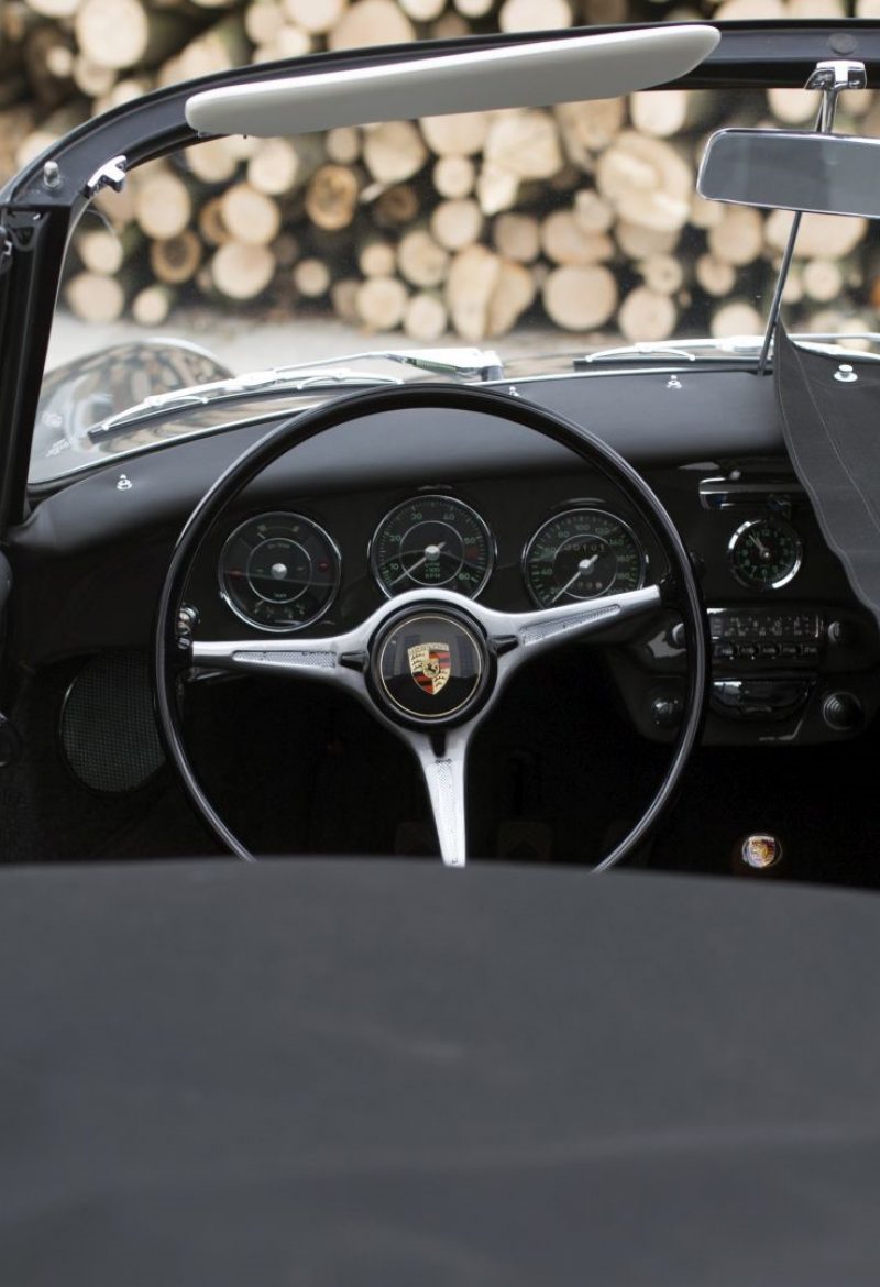 Abgedeckter Porsche 356C Cabriolet