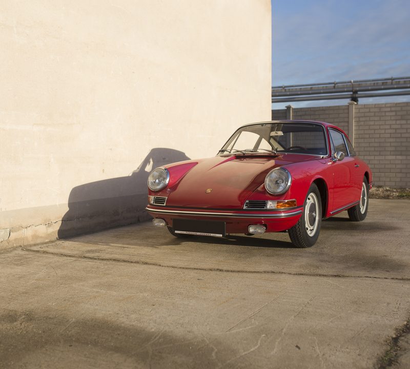 Weinroter Porsche 911